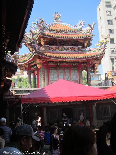 龍山寺鼓樓，據說收藏了一面台灣神宮的木製大鼓。