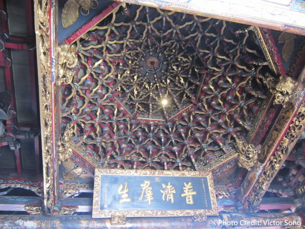 龍山寺前殿的華麗藻井。