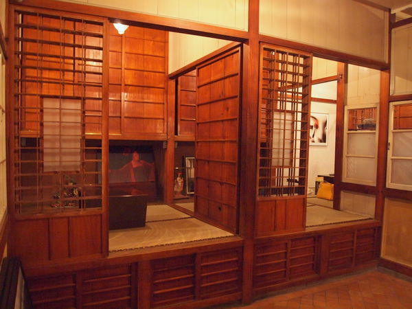 二樓曾是陳醫師一家人的住所，由於選用上好檜木裝修，閒置多年並無毀損，卸下窗戶後即成為用餐空間。