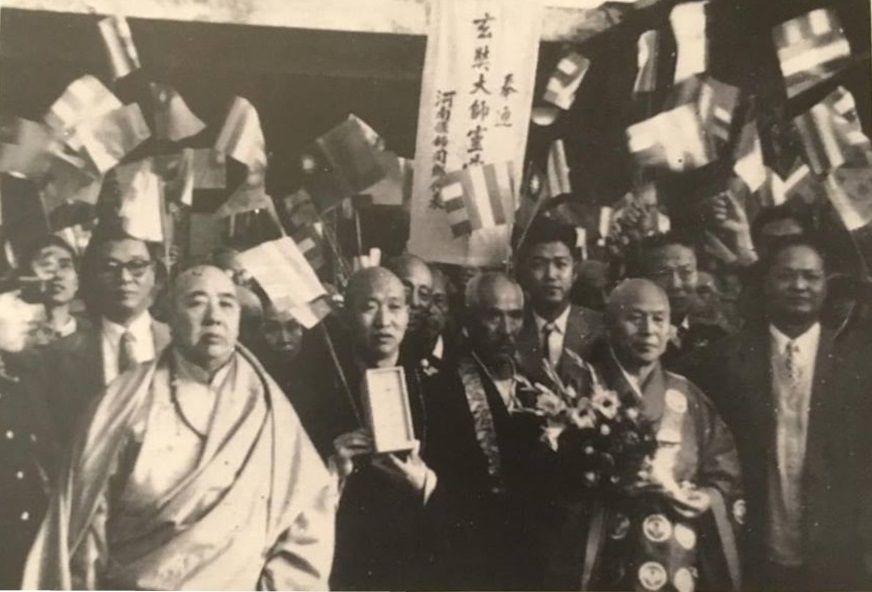 【圖片說明】1955年11月25日，由倉持秀峰等日本代表步出松山機場照。筆者2016年10月2日攝於玄奘寺