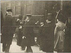 伊藤博文被暗殺前的照片，他正步下火車。