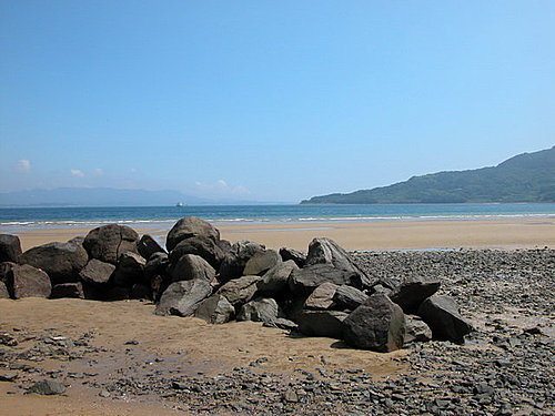 鄭成功誕生地的沙灘「千里濱」，對岸即九州本島（周婉窈拍攝）