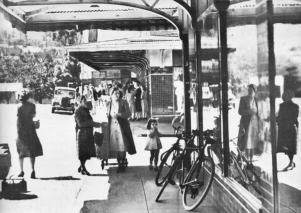 1948年亞隆(Yallourn)商店街的樣貌（http://en.wikipedia.org/wiki/Yallourn）
