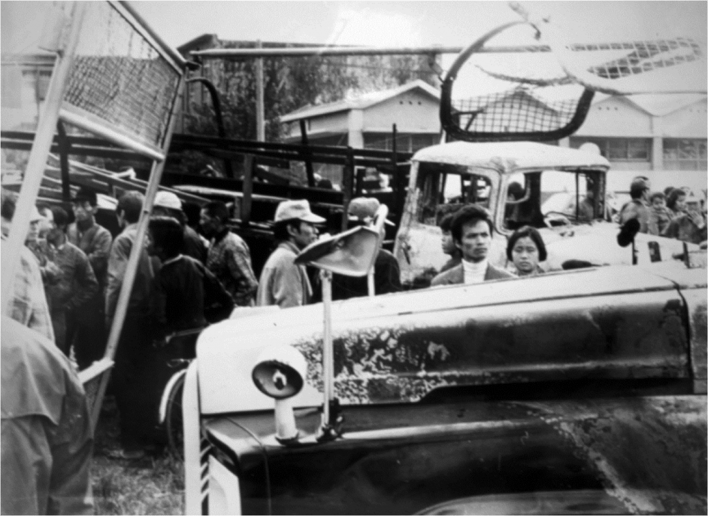 1977.11.20事件後群眾圍觀被焚燬的軍警車輛。（771120N10／劉峰松提供） 