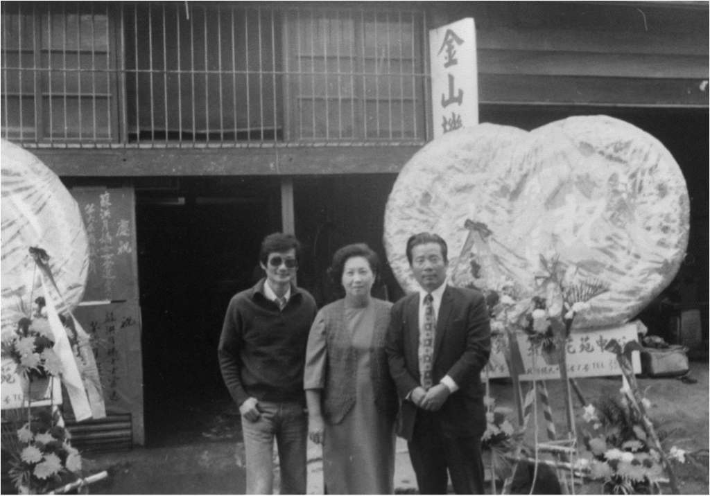1977.11.20當選後，蘇東啟夫婦與競選總幹事施明德在宅前合影。 （771120A19／施明德提供）