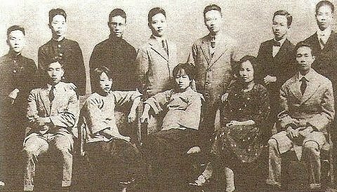 謝雪紅（前排右二）與林木順（後排右一），於1925年赴莫斯科留學前夕，與上海大學同學合攝於上海。（圖片來源：《謝雪紅評傳》） 