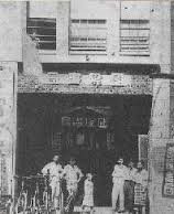 謝雪紅（右一）攝於約1930年的國際書局門前。（圖片來源：《謝雪紅評傳》） 