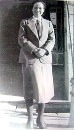 謝雪紅攝於1944年左右，在臺中「三美堂」店門前。（圖片來源：《謝雪紅評傳》） 