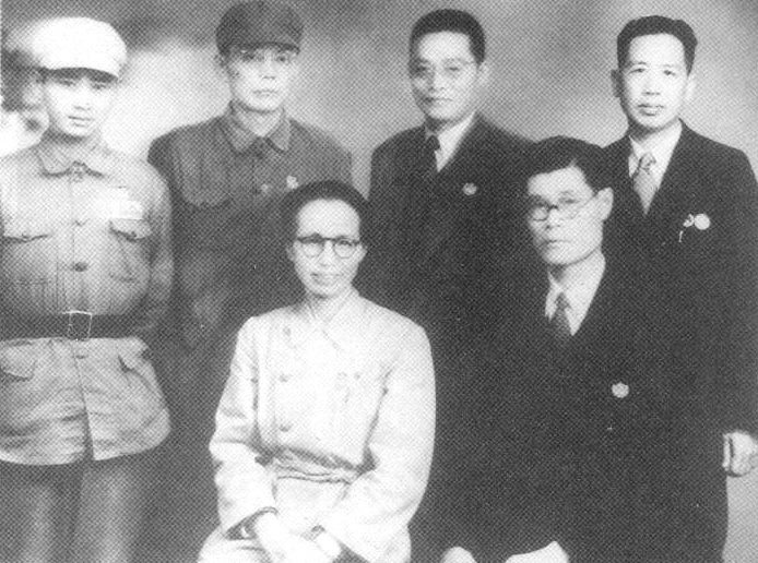 謝雪紅（前排左一）及其他參加1949年10月第一屆中國人民政治協商會議的臺盟代表。（圖片來源：《謝雪紅評傳》） 