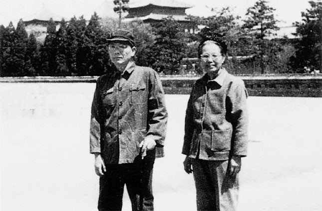 楊克煌與謝雪紅合攝於北京中山公園，約在1962年至1963年左右。（圖片來源：《謝雪紅評傳》） 