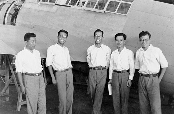 http://upload.wikimedia.org/wikipedia/commons/2/26/Employees_of_the_Mitsubishi_Heavy_Industries_193707.jpg