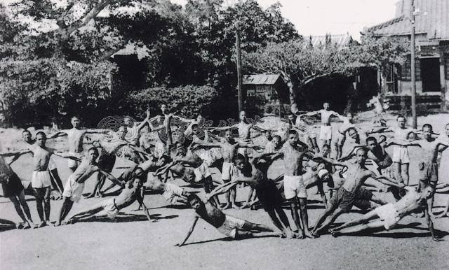 你想像中的體操是什麼樣子呢？這張照片是日治時期苗栗一所學校的學生在上體育課。