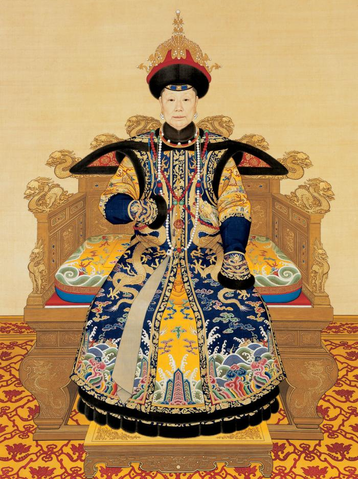 乾隆母親孝聖憲皇后 “Empress XiaoSheng”，- cropped from File:Portrait of the Xiaosheng Empress Dowager.jpg。采用公有领域授权，来自维基共享资源。