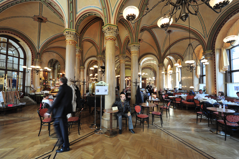 維也納中央咖啡館 „Cafe central wien vienna philipp von ostau“ von Philipp von Ostau - Eigenes Werk. Lizenziert unter CC BY-SA 3.0 über Wikimedia Commons.
