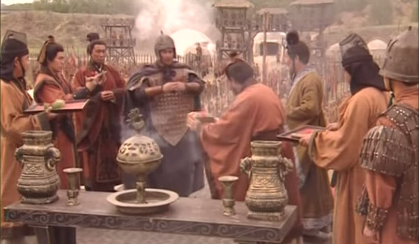 讓我們請劉邦跟韓信來示範一下「登壇拜將」（圖片出自電視劇《漢劉邦》第13集）。