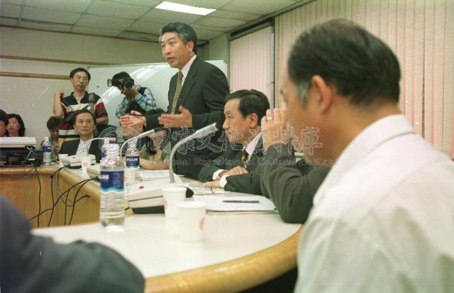 1998年6月10日，行政院勞委會主任委員詹火生（中）接見RCA事件受害者代表。來源︰國家文化資料庫。