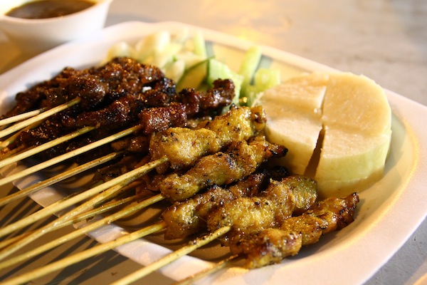 沙嗲串：流行於印尼、新加坡、馬來西亞等東南亞各國的街頭小吃（圖片來源：http://bluehero.pixnet.net/blog/post/29856225）