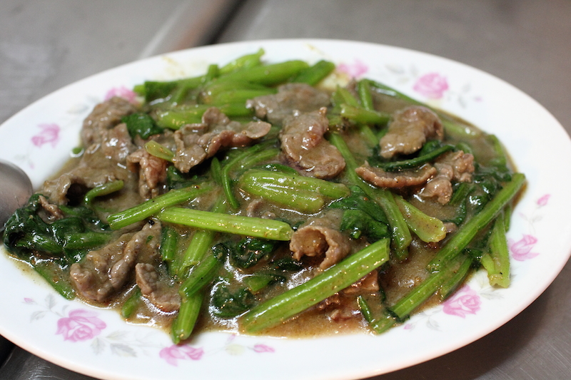台灣傳統的炒牛肉都會加入沙茶醬，其作法跟潮汕地區沙茶牛肉相似。（資料來源：http://bluehero.pixnet.net/blog/post/40530901）