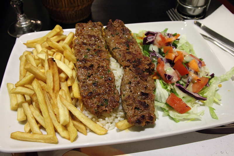 法國的土耳其餐廳販賣的Kebab，可以選擇簡單的三明治Kabab，也可選擇盤裝的。這是Adana，一種絞肉形式的Kebab，搭配薯條、米飯與生菜沙拉。順帶一提，土耳其也吃米飯，但並非作為主食，而是當做一種配菜。（資料來源：http://bluehero.pixnet.net/blog/post/31553493）