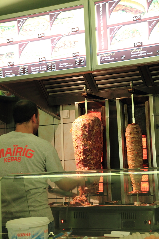 Doner Kebab源自於土耳其，流行於世界各地，在歐洲隨處可見，是便宜解決一餐的好選擇。（資料來源：http://bluehero.pixnet.net/blog/post/31566841）