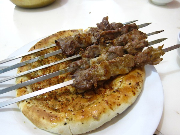 新疆維吾爾族的烤羊肉串，就是一種肉串形式的Kebab。（資料來源：http://bluehero.pixnet.net/blog/post/27011303）
