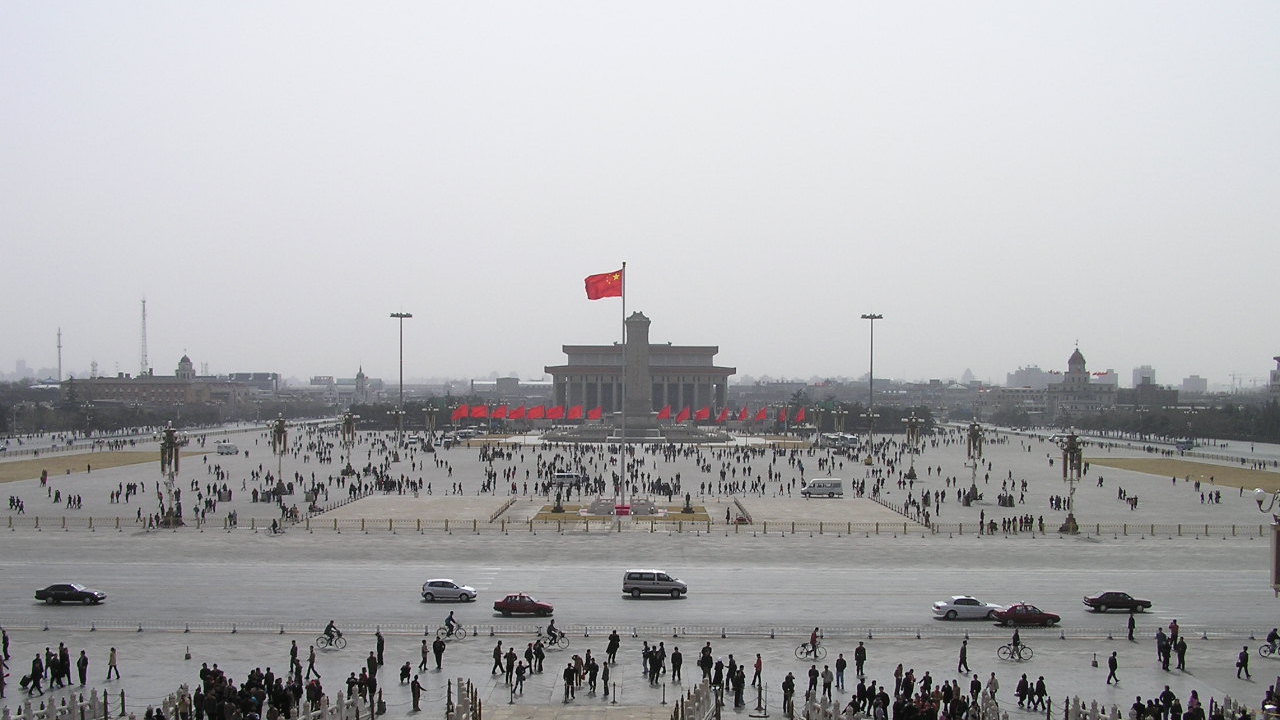 “Tiananmen Square”，作者来自Lafayette IN, United States的Yo Hibino - Flickr。采用知识共享 署名 2.0授权，来自Wikimedia Commons。