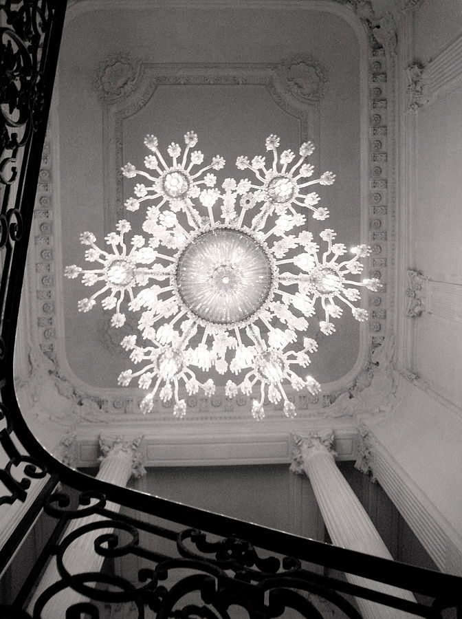 « Lustre-en-cristal-musee-baccarat-paris » par Nitot — Travail personnel. Sous licence CC BY-SA 3.0 via Wikimedia Commons.