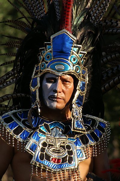 亡靈節中飾演古印第安戰士的人，以半人半骷髏的妝容現身。(圖：Lauren Ballas提供)