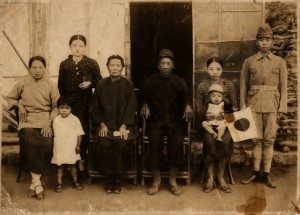 東勢子弟入伍合照。這是臺灣人從軍前很多都會拍一張全家福紀念照，這可能是從軍者的最後一張照片，他們思念家人時也從照片可以得到慰藉。（館藏號2004.007.0128）