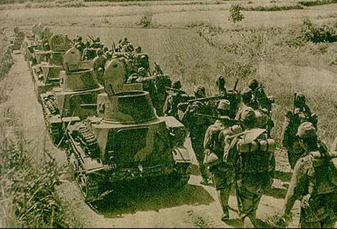 Japanese_tankettes_with_pioneer_troops_marching_towards_Wu-han,_near_Na-hsi