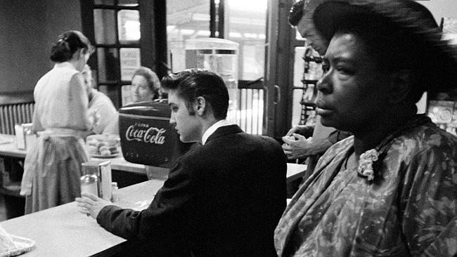 1956年種族隔離仍存在，車站內的餐檯只有白人入座，貓王後方的女士只能站著。圖片來源。