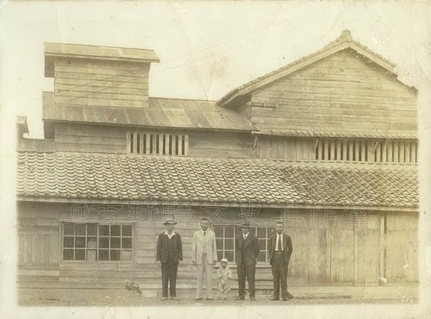 ▲舊吉安車站旁的吉興碾米廠與經營家族成員（民國30年代末）