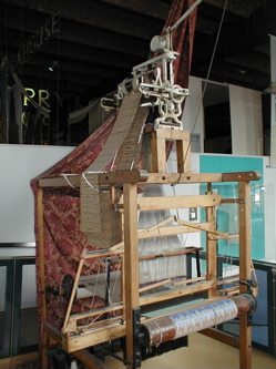 雅卡爾緹花織布機（Jacquard loom），由法國人雅卡爾（Joseph Marie Jacquard）發明，並在1801年第一次展示在大眾眼前。