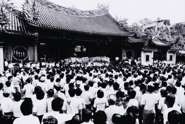 519綠色行動 群眾聚集於龍山寺(出處：鄭南榕基金會；攝影：宋隆泉)