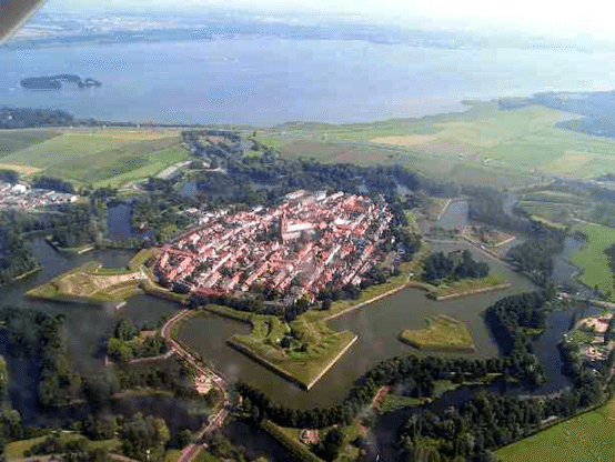 拿登位在阿姆斯特丹東南方，其星形堡壘成為荷蘭的著名景點。