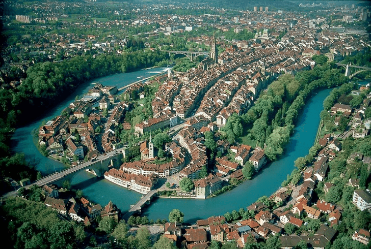 勃恩，今日瑞士聯邦的政治中心，也是阿爾卑斯山區在近代早期歐洲城鎮自治的典型例子。由於地緣因素，勃恩的政治高度仰賴地方自治，它於十二世紀晚期建立，建立不久後，於1218成為帝國自治市。