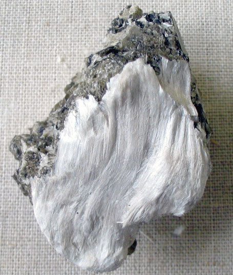 石綿（Asbestos），圖片來源：Wikimedia Commons