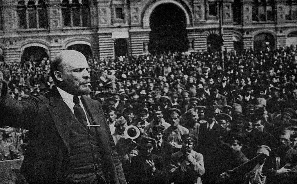 1917-1918年間，列寧演講的情景。圖片來源：Wikimedia Commons