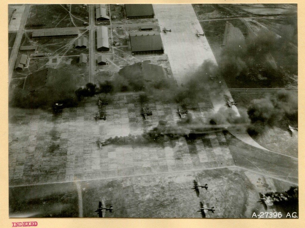 1943年11月25日美國第十四航空隊從江西遂川機場起飛，轟炸新竹飛行場，可見停機坪上日機被摧毀，但盟軍未受到任何反抗攻擊。中央研究院美國空軍歷史研究部(AFHRA)徵集成果
