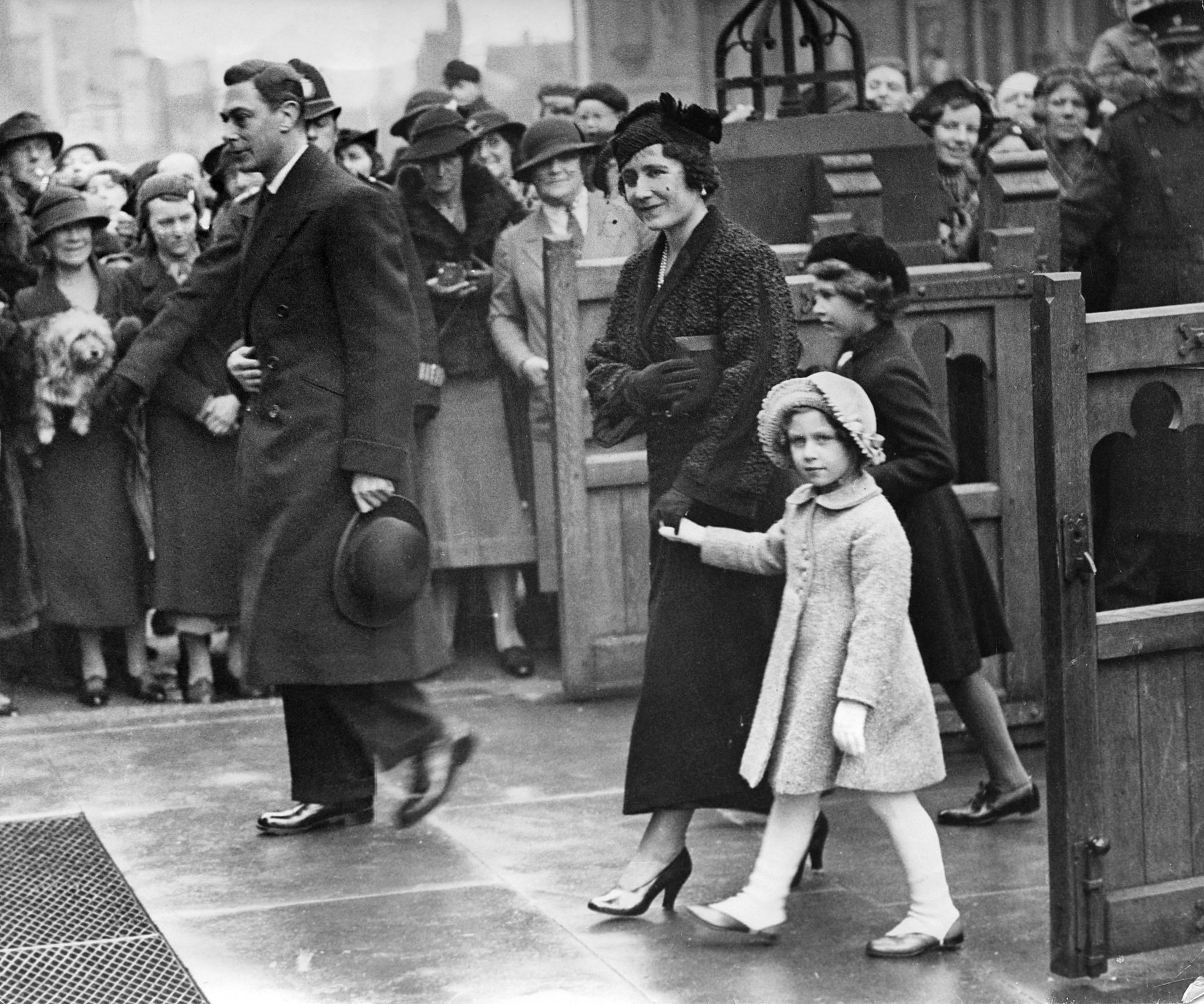 英王喬治五世一家，攝於1937.12.10。由左到右，依序為喬治五世、伊麗莎白王后、伊莉莎白公主以及瑪格麗特公主。