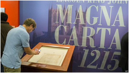 今年是英國《大憲章》（Magna Carta） 簽署800周年。《大憲章》更被稱為現代民主的基石。