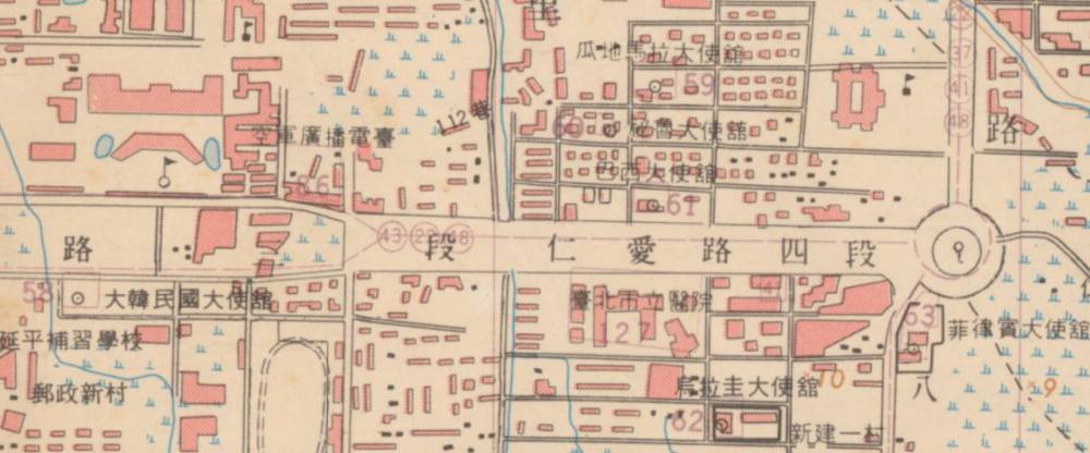 1967年臺北市街道圖中的仁愛路四段，可以看見大使館林立，至於敦南誠品所在地，有看到那密密麻麻的田地標誌嗎？ 