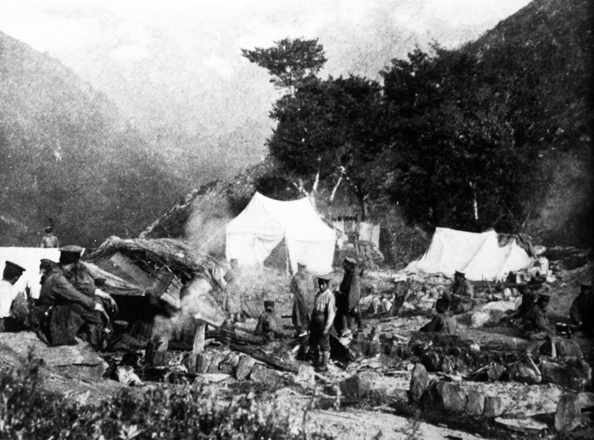 6月14日，三路進兵的日軍步兵協同砲兵，入侵太魯閣最大族社古白楊社。戰事由凌晨延續至午前；軍隊攻入並火焚部落後，留下這幅師竭兵疲的景象。