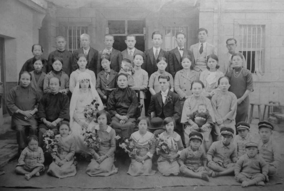 謝氷治1935年攝於安平王城西社盧家宅院的結婚照；照片中的人物如今最年輕的也已八十多歲。