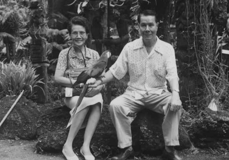 1982年，謝氷治與夫婿同遊夏威夷。