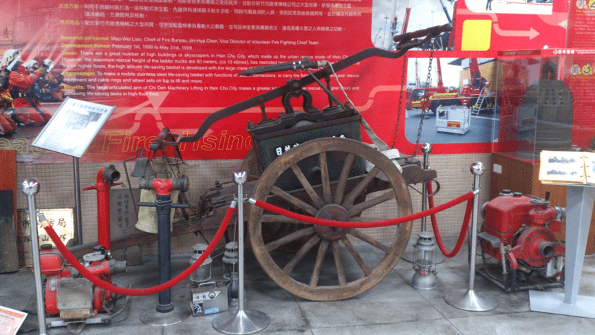 圖2 日治時期的手壓幫浦式噴水車，藏於新竹市消防博物館，拍攝日期20151231 