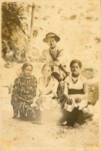 陳澄波與三位原住民婦女合照。 （財團法人陳澄波文化基金會提供）