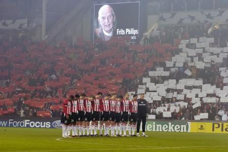 PSV在主場向永遠的球迷、安荷芬的弗里茨先生致意 （圖片來源：frontpage.fok.nl）