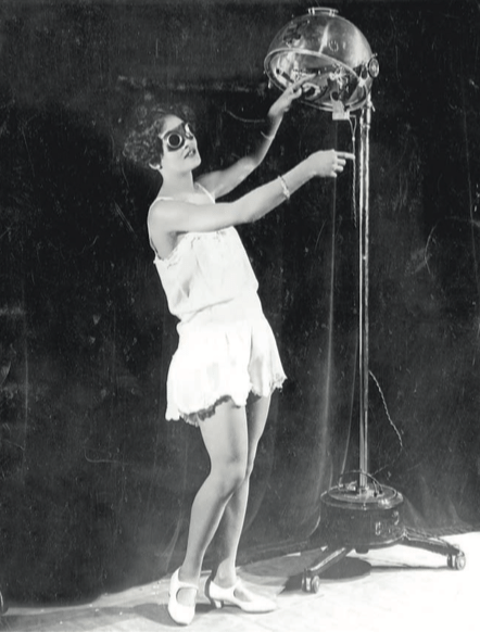 1929年愛瑪．史密斯〈Alma Smith〉在做人工日光浴 醫生和科學家提倡日光浴有益健康。音樂劇裡的俏女僕愛瑪．史密斯，站在太陽燈下接受每天所需的紫外線照射。 