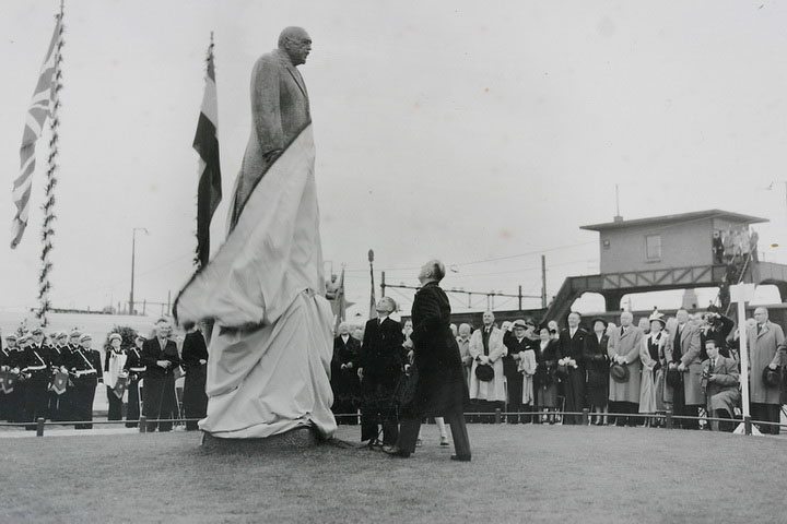 1951年，在安荷芬車站前，舉行了安東．飛利浦紀念雕像的揭幕儀式。 （圖片來源：www.eindhoveninbeeld.com）